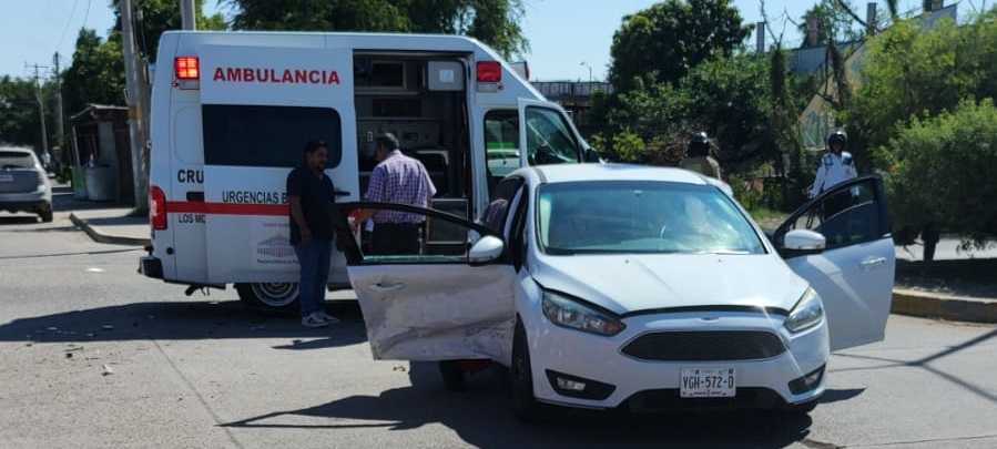 Aparatoso accidente en la colonia Romanillo en Los Mochis; deja a tres lesionados y daños materiales