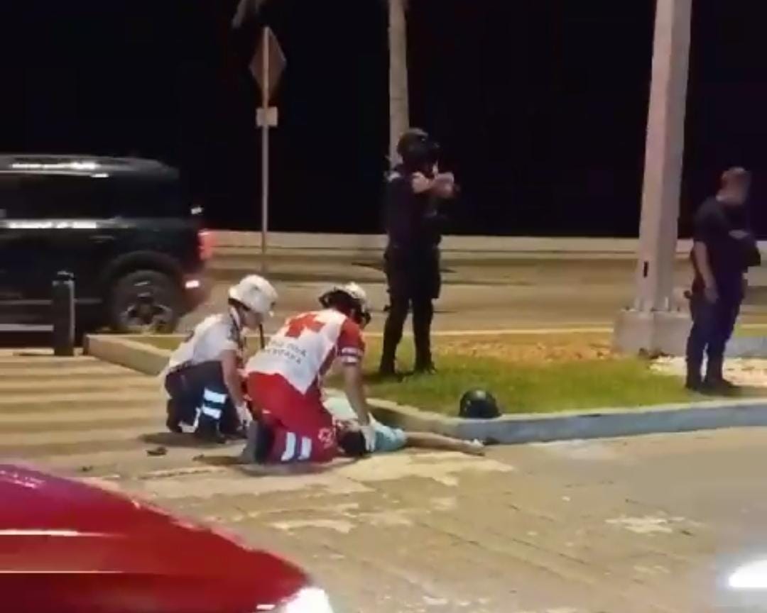 Choque entre moto y automóvil deja dos lesionados sobre la avenida Del Mar en Mazatlán