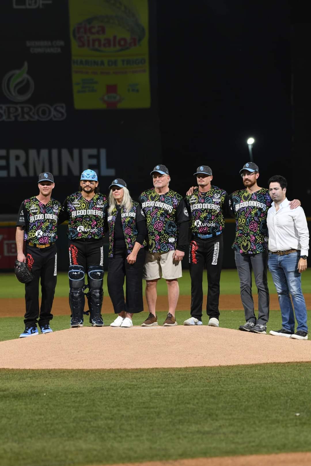 Ante la familia de Matt Pobereyko; la afición de Algodoneros de Guasave rinde homenaje al “Rey del Ponche”