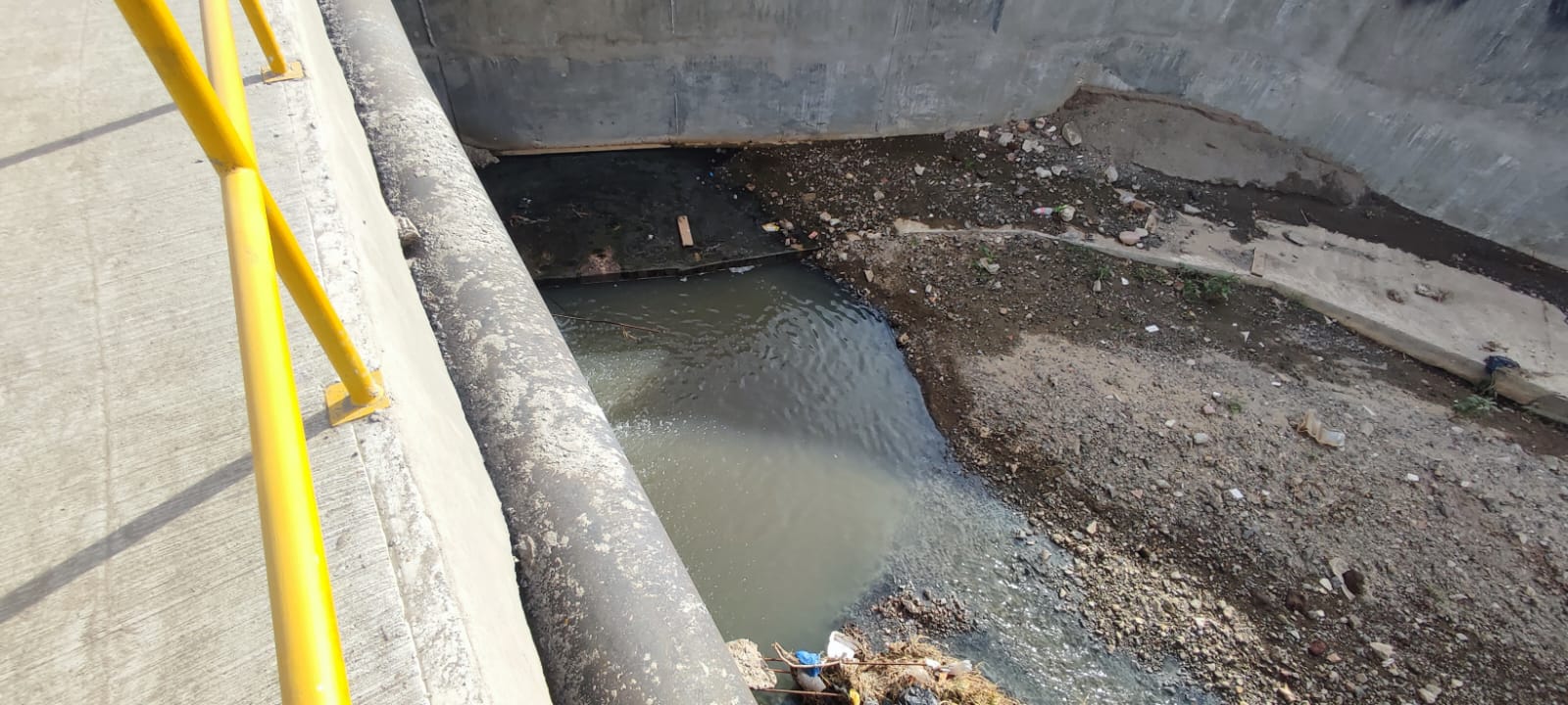 No aguantan fuerte olor a drenaje en la avenida Manuel J. Clouthier en El Conchi, en Mazatlán