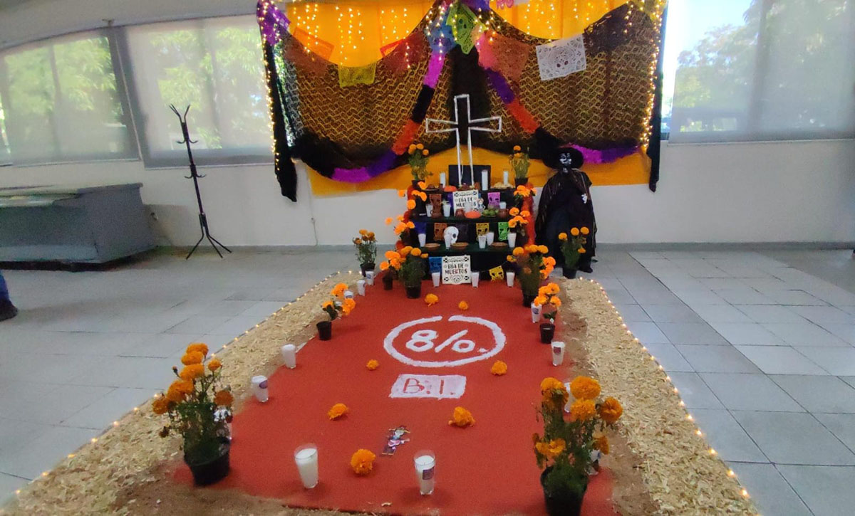 Un gran altar de muertos fue construido en unos de los comedores del Octavo Batallón de Infantería