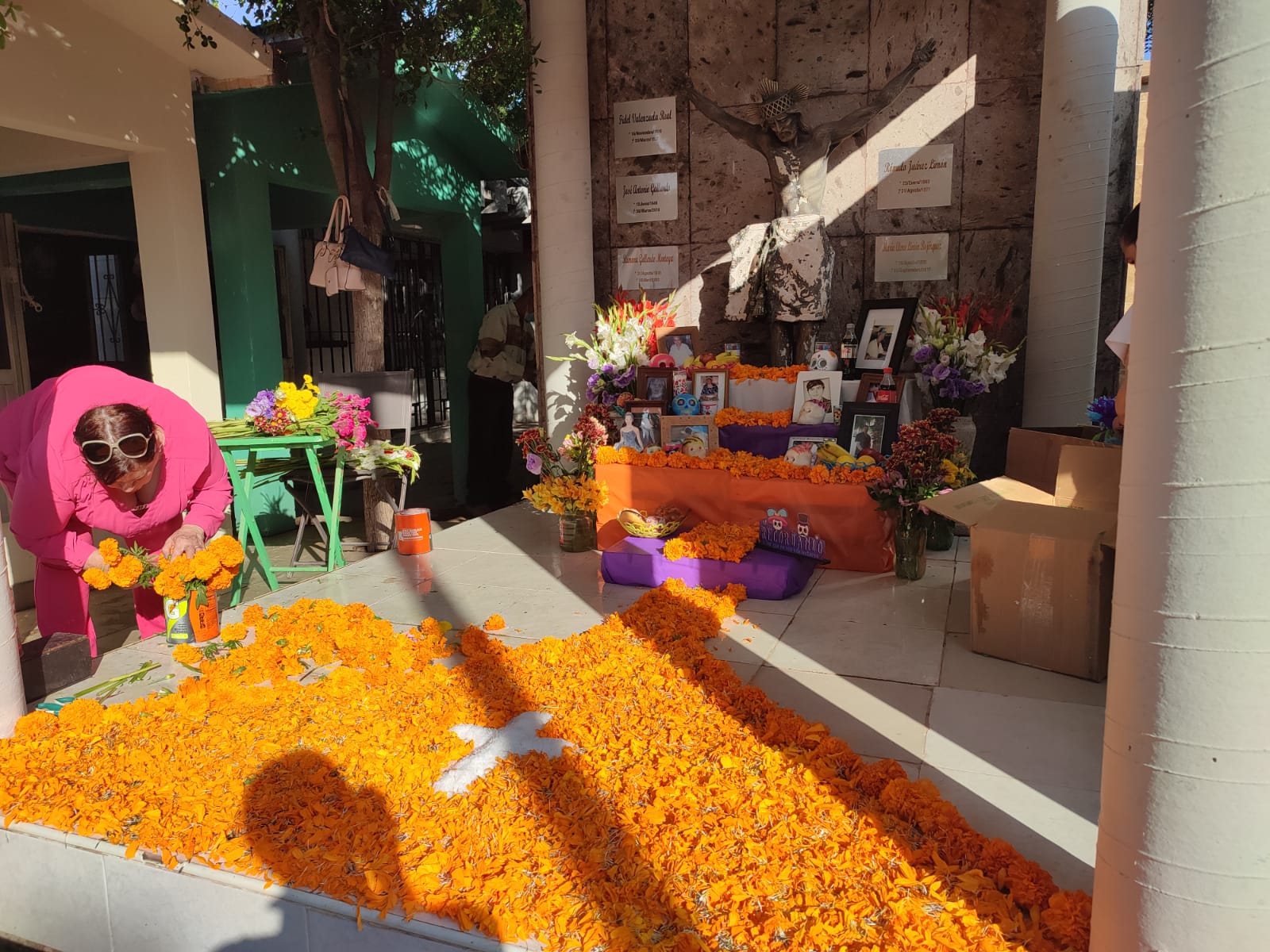 ¡Altar que se roba miradas! Con esmero Claudia decora la tumba familiar en honor a sus muertos, en Guasave
