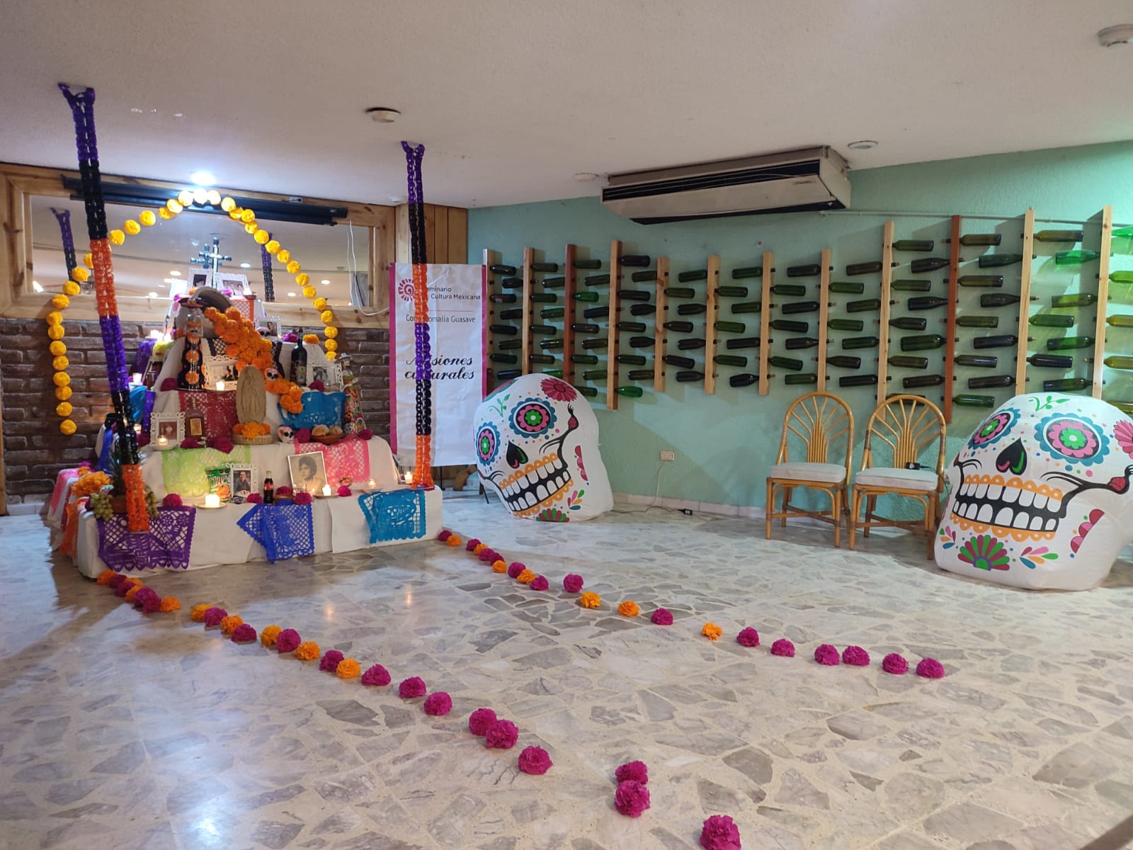 Luz para honrar a clientes y amigos que fallecieron; encienden altar en La Campiña, Guasave