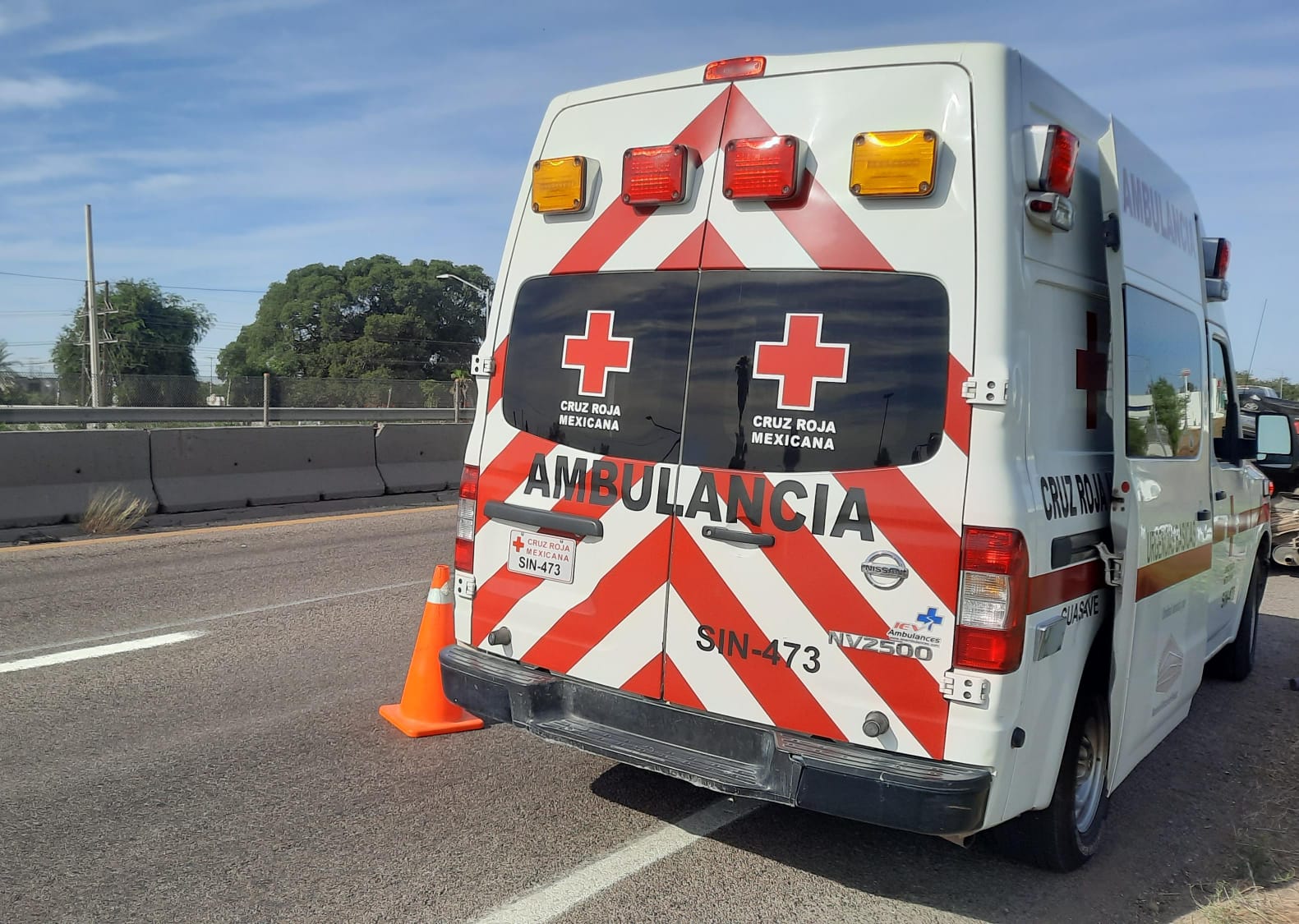 Motociclista derrapa al sacarle la vuelta a un peatón sobre la México 15, en Guasave