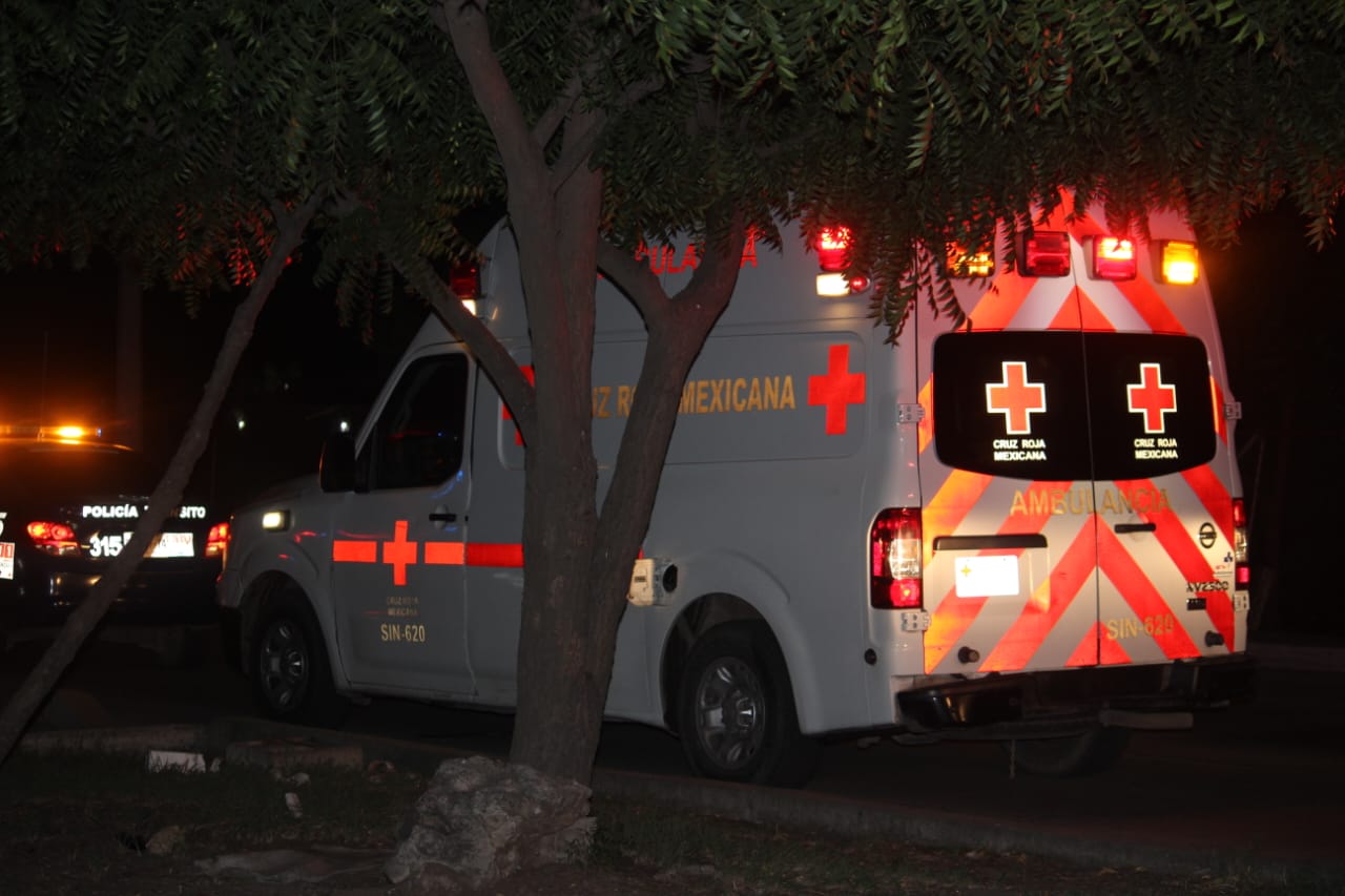 Camión urbano embiste a motociclista en Urías y camioneta se sube a la banqueta en la Esperanza
