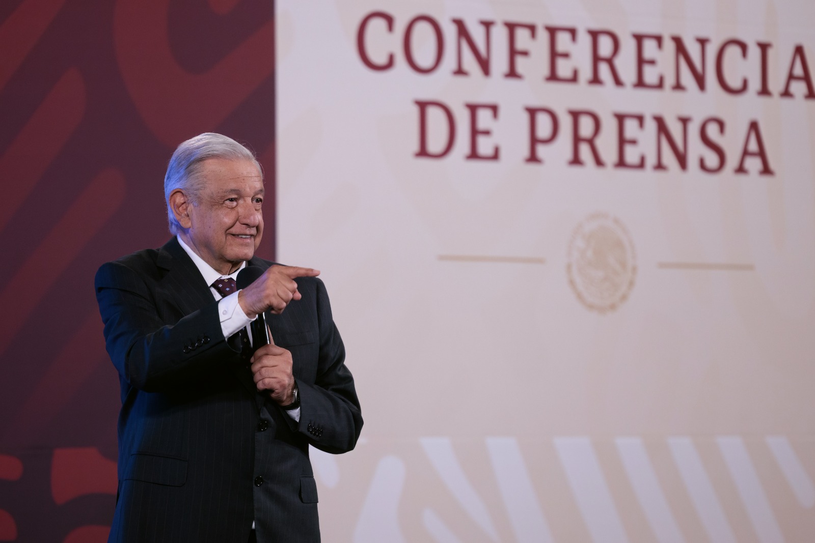 Cambia López Obrador de fecha de estreno de ‘superfarmacia’ y revela el costo del inmueble