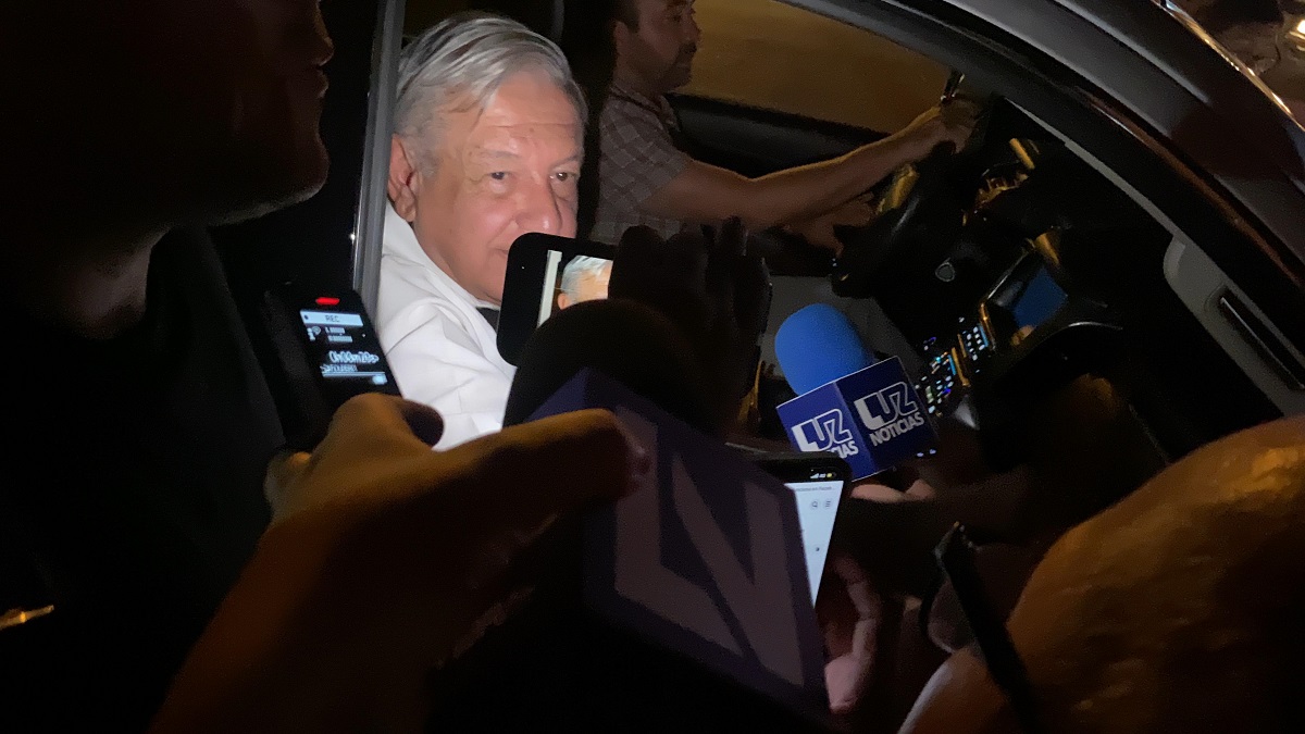 Llega AMLO al hotel donde pasará la noche en Culiacán, previo a su gira por Sinaloa