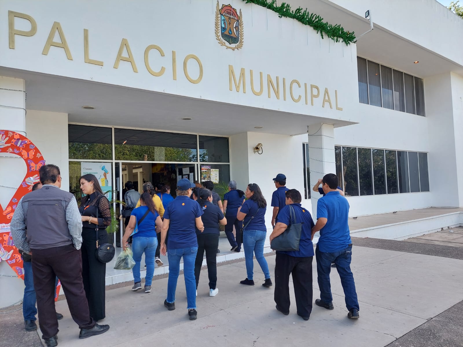 Pacíficamente la asociación, Guerreros Unidos se planta durante el informe del alcalde de Angostura