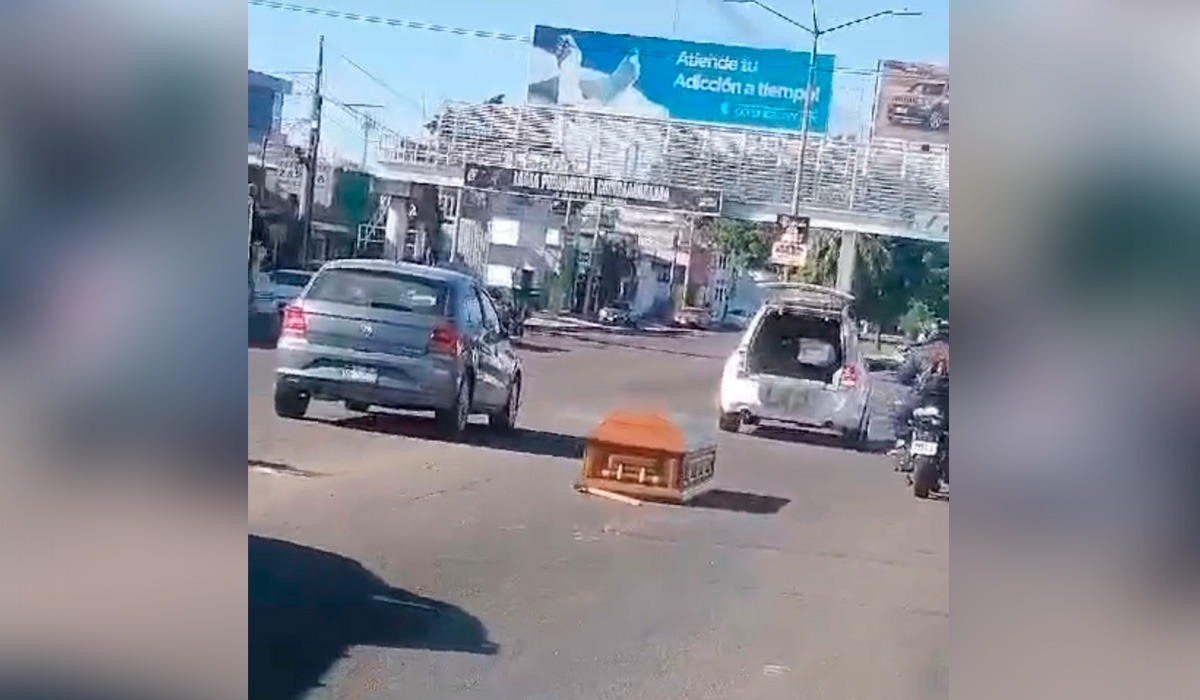 ‘Es un error humano’: Coepriss; se les cae ataúd con todo y muerto en Culiacán