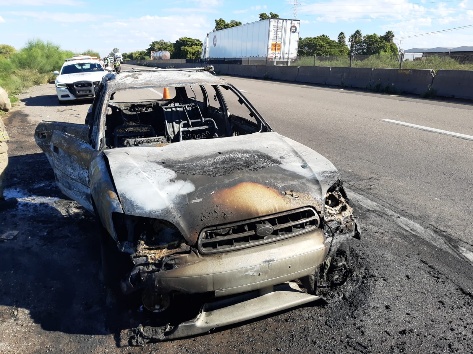 Se incendia vehículo cuando circulaba sobre la México 15 en Los Mochis