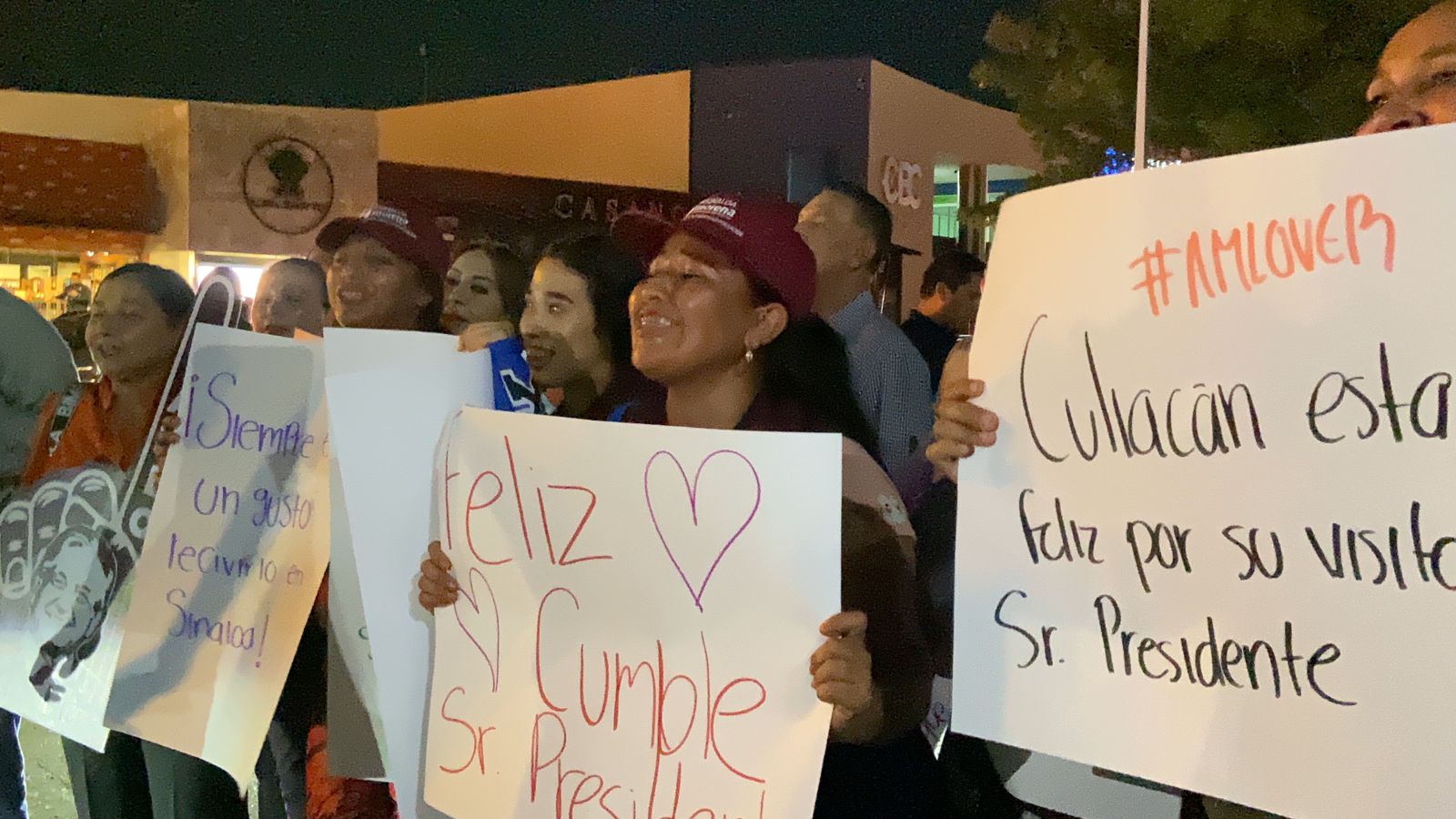 Con música de banda y pancartas de apoyo reciben a AMLO en conocido hotel de Culiacán