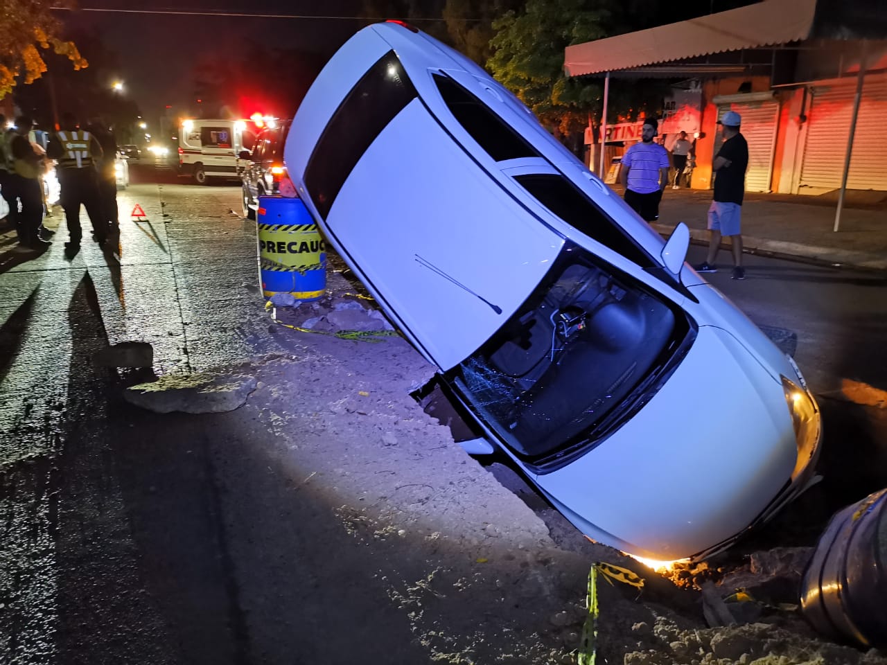 Cae automovilista en socavón en el sector centro de Los Mochis