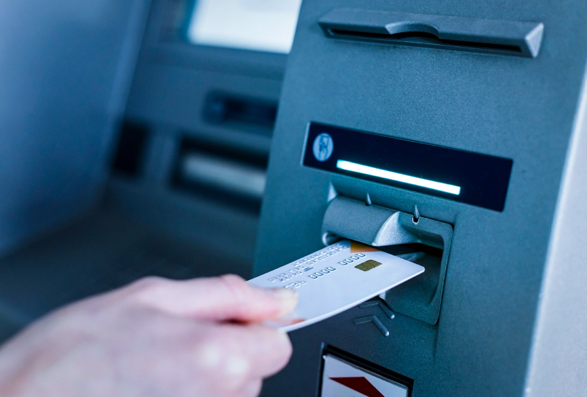 ¿Qué bancos que no cobran comisiones interbancarias en sus cajeros y cómo encontrarlos?