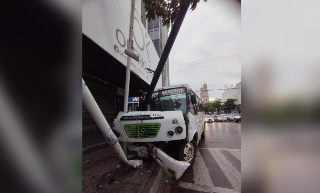 Choca camión urbano frente al Ayuntamiento de Culiacán y tumba semáforo y cámaras de C4