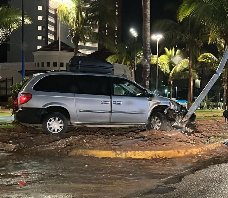 Se impacta camioneta contra alumbrado público en zona Cerritos, en Mazatlán