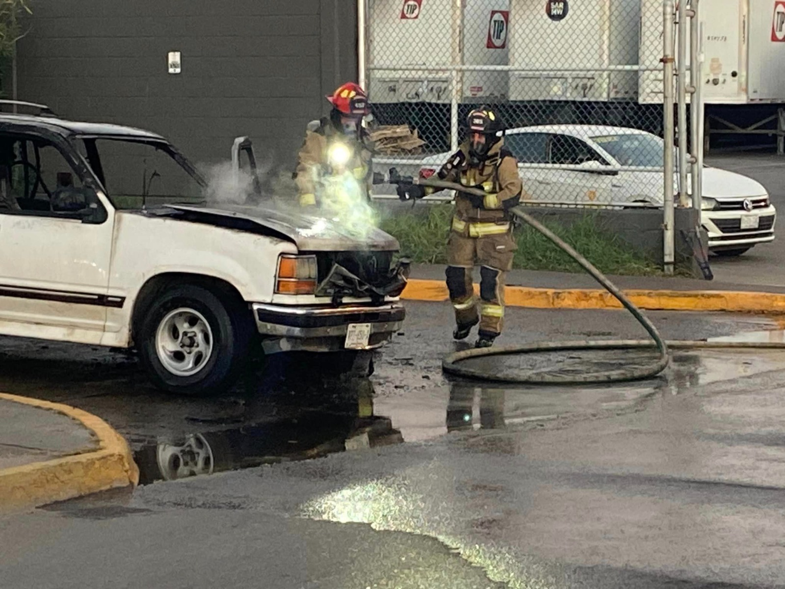 De la nada, se incendia camioneta en centro comercial de Mazatlán