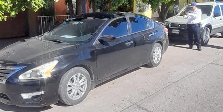 Motociclista se lleva un susto al chocar contra un automóvil que invadió su carril en Guasave