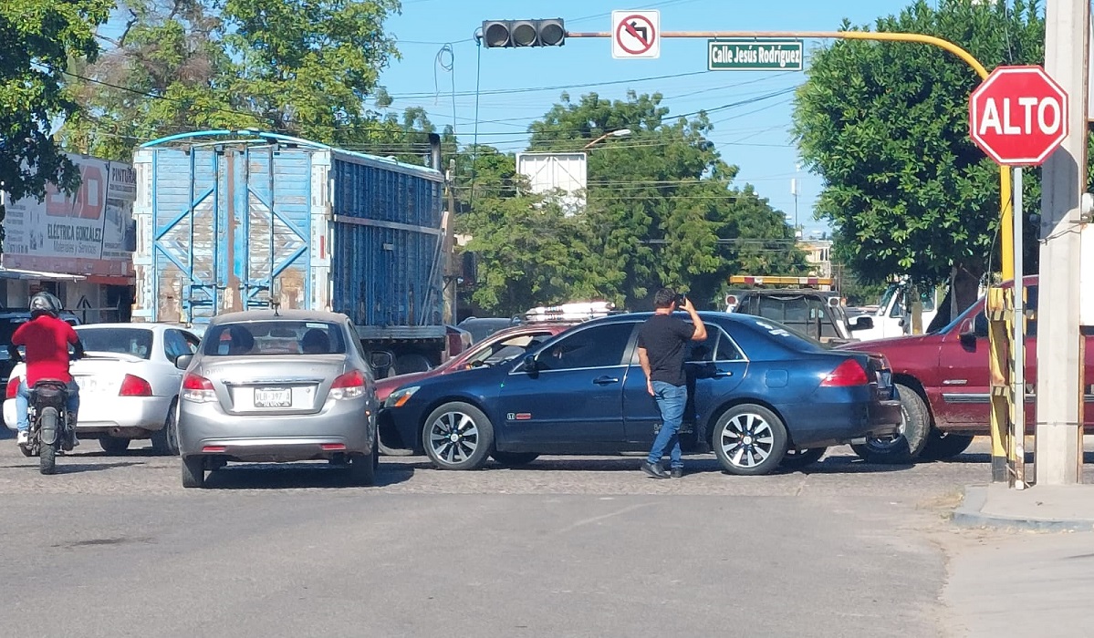 ¡Va de nuevo! En Guamúchil se registra otro choque ante la falta de semáforo