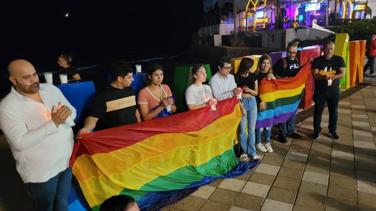 Sinaloa Diverso realiza en Mazatlán velada pacífica en protesta por crimen en contra de Le Magistrade