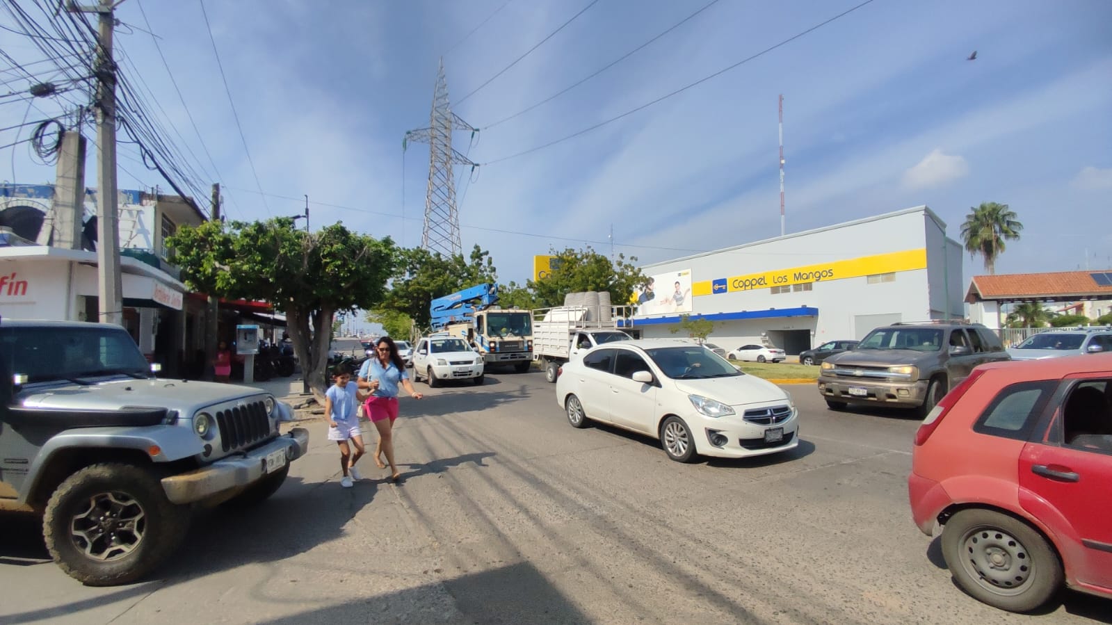 Avenida Del Delfín en la colonia Francisco Villa de Mazatlán, de las más congestionadas y peligrosas del puerto