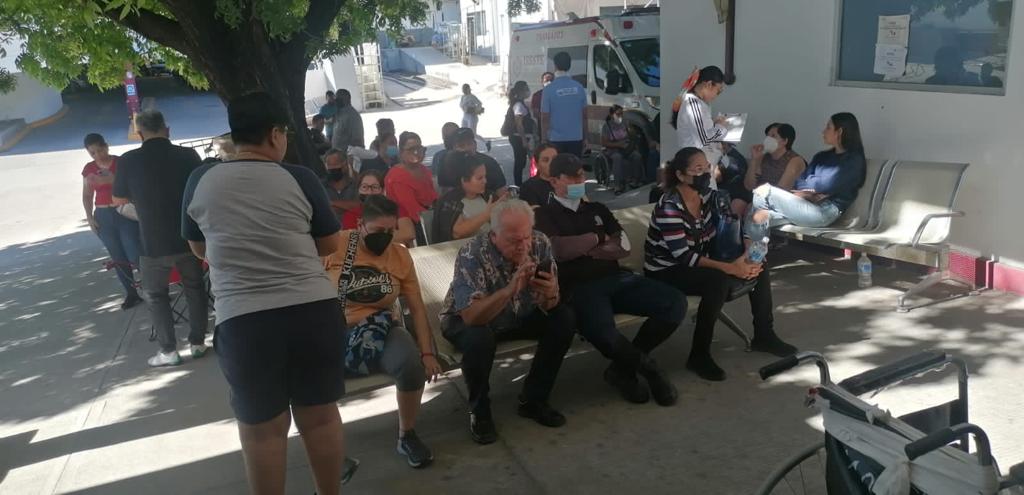 Por remodelación del área de urgencias del ISSSTE, derechohabientes y trabajadores están al aire libre