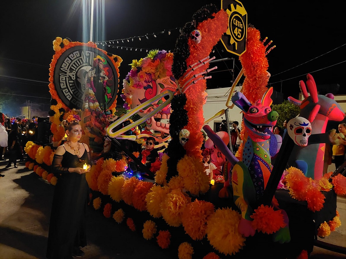 Disfrutan alvaradenses de espectacular festival del Día de Muertos