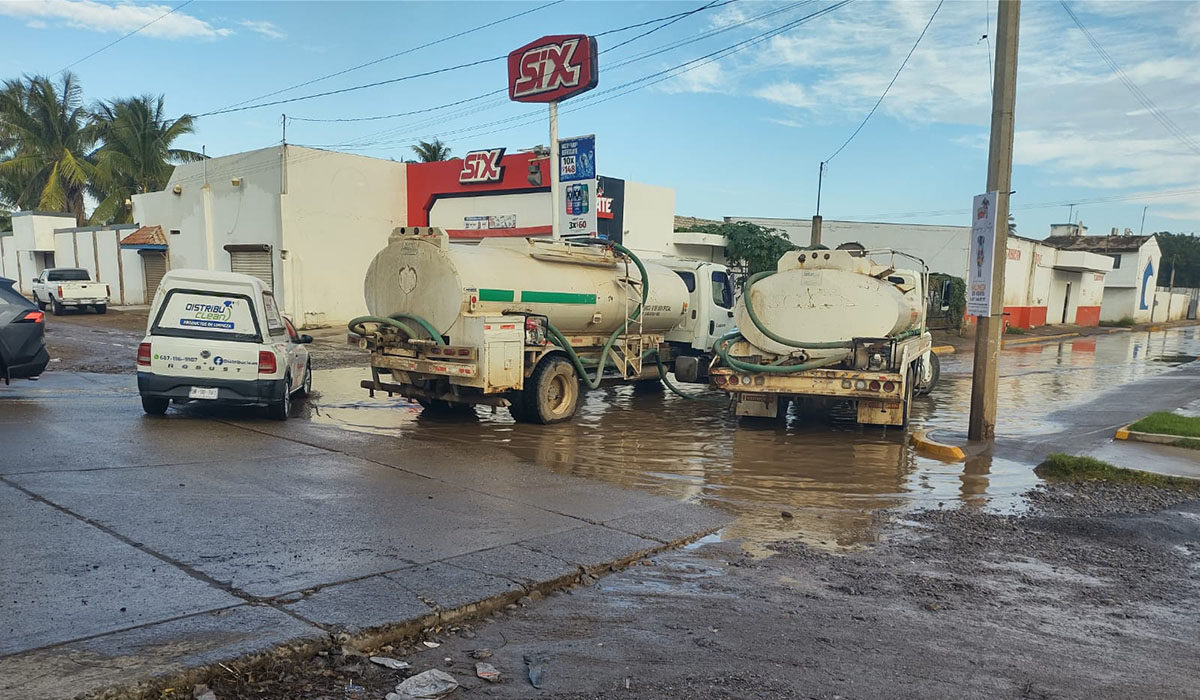 Fue poca lluvia, pero les dio ‘chamba’; desfogan con pipas zonas bajas de Guasave con encharcamientos