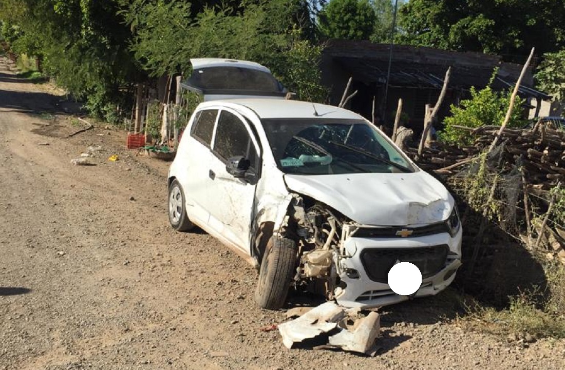 Dos personas resultan lesionadas en accidente frente a la comunidad de Cruz Blanca, Guasave