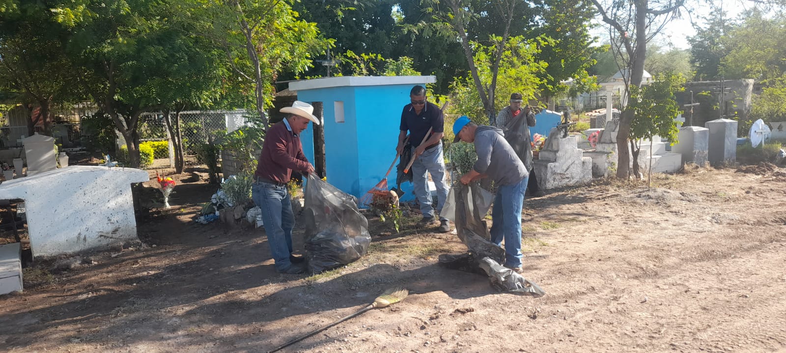 ¡Con todo y agua estancada! Visitan a fieles difuntos en panteón de Cortines, Sinaloa; llaman a no acudir