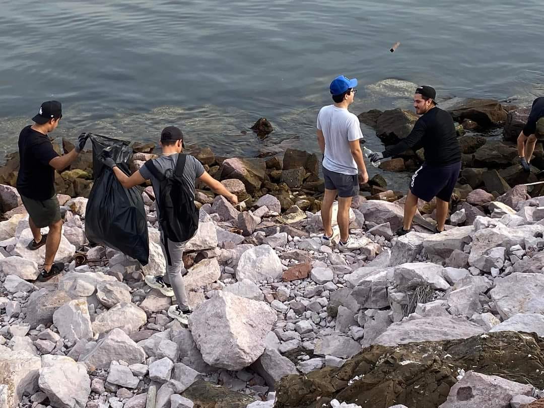 Maz Conciencia limpia escolleras del faro de Mazatlán