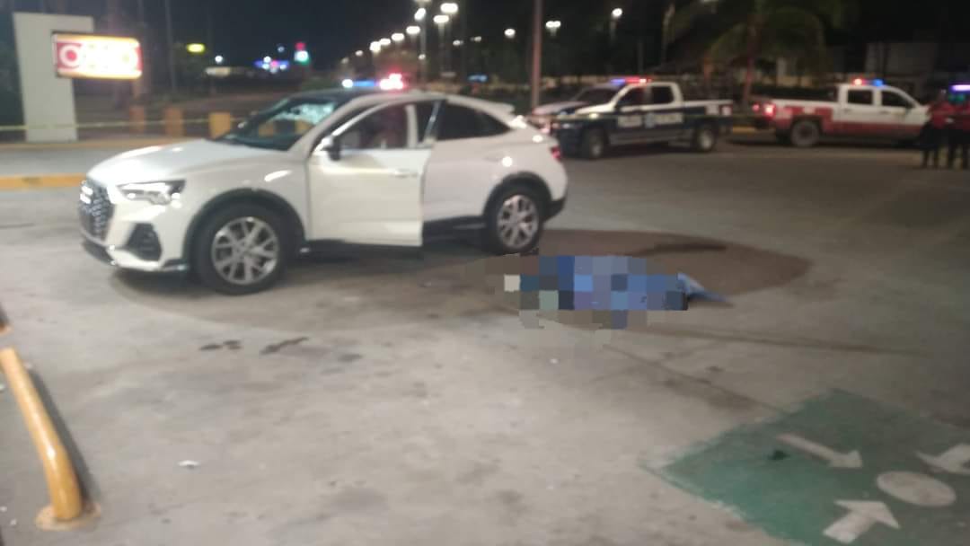 Asesinan a balazos a conductor de una Audi al salir de un Oxxo en Mazatlán