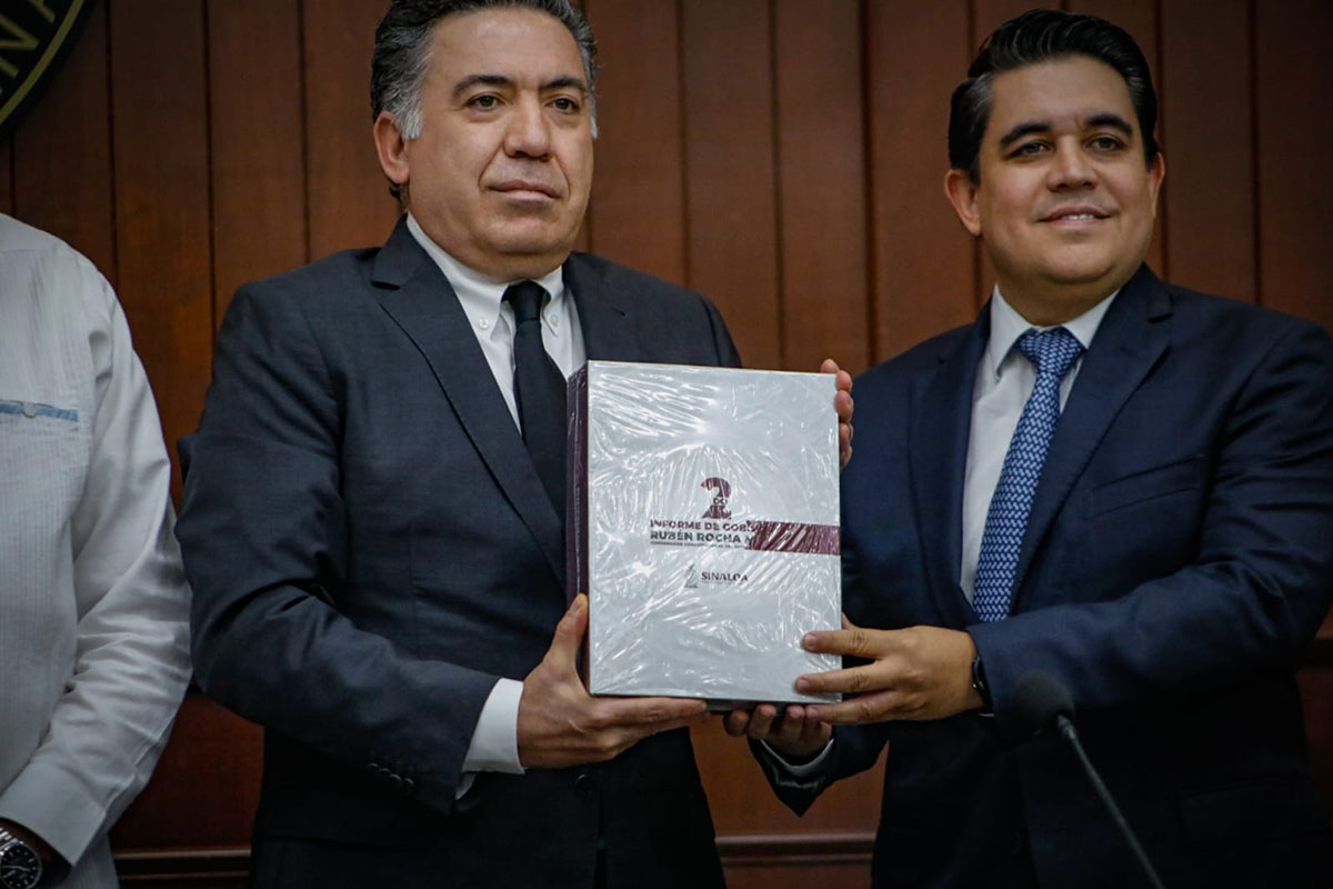 Secretario General de Gobierno hace entrega del Segundo Informe del gobernador Rubén Rocha Moya en el Congreso