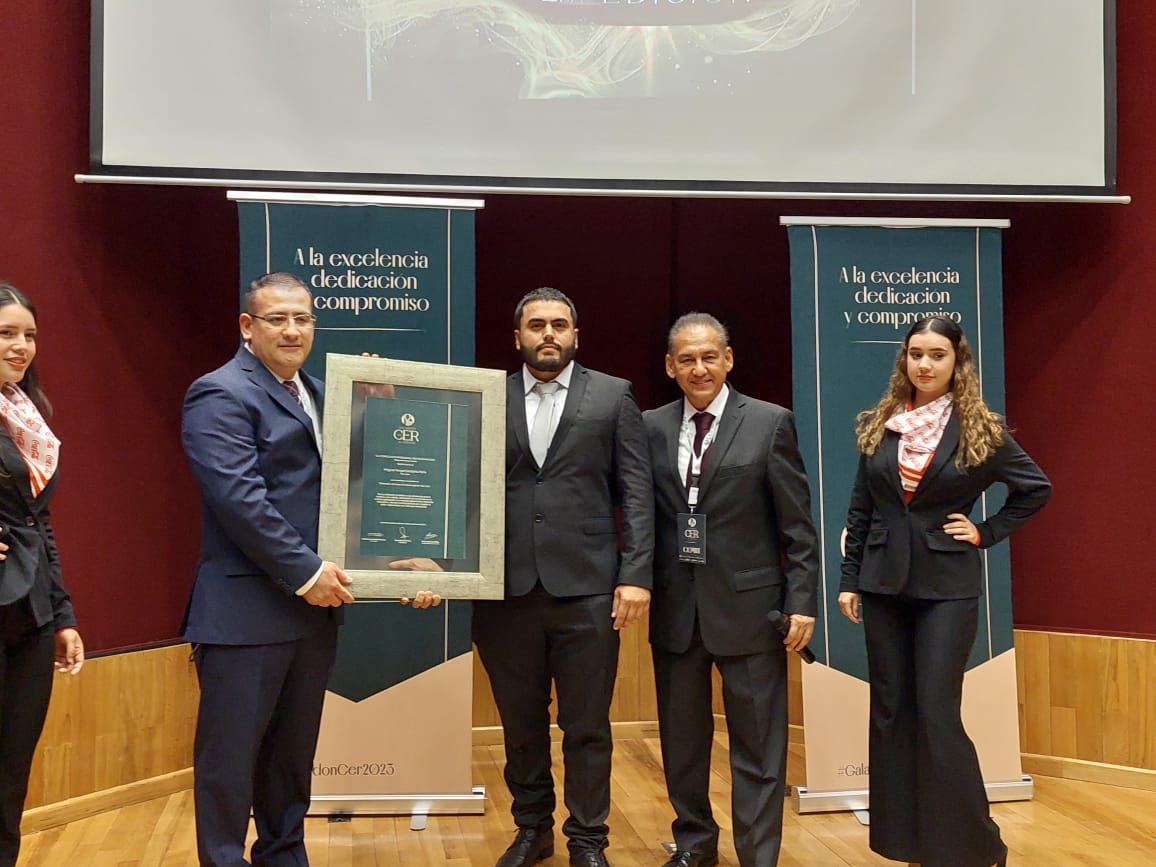 Entrega Centro Empresarial Restaurantero en Los Mochis galardón CER a la excelencia, dedicación y compromiso
