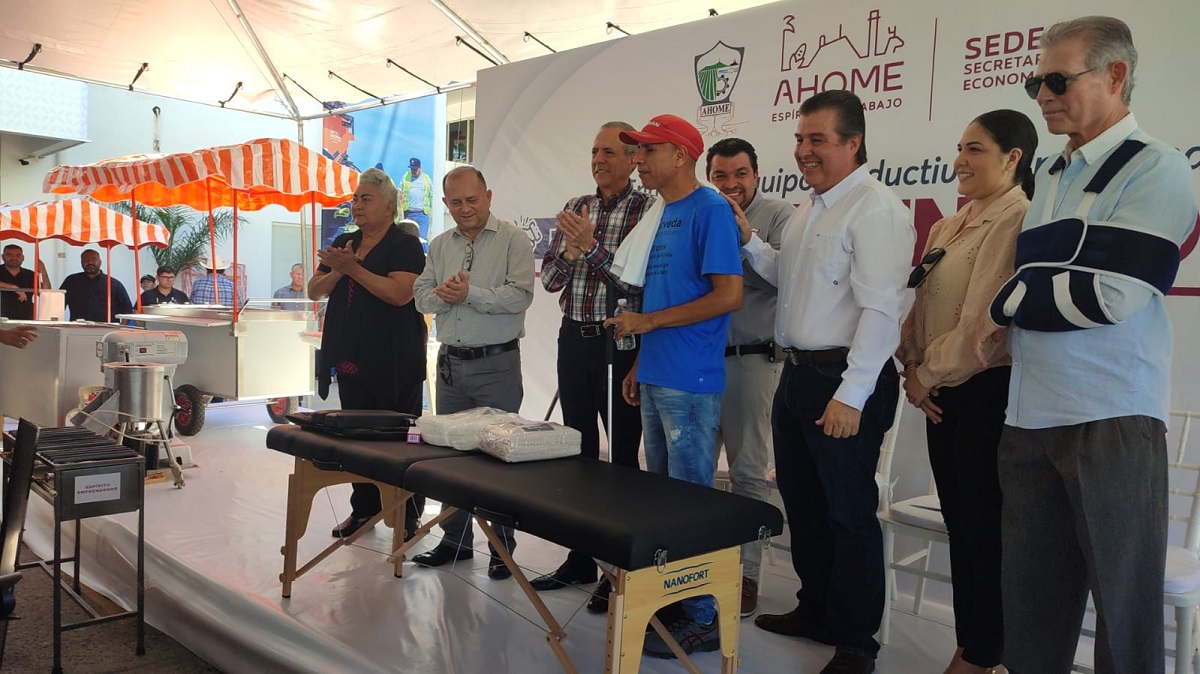 Entregan equipos para emprendedores en Ahome