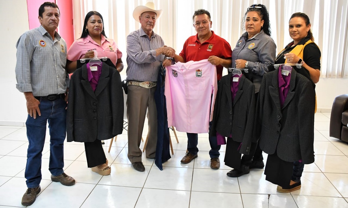 Cumplen en Angostura con contrato colectivo a sindicalizados; entregan uniformes de temporada de invierno