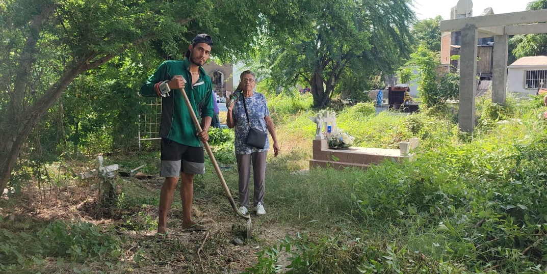 Ernesto, un joven de Jalisco, limpia tumbas en Mazatlán y solamente pide para las ‘cocas’