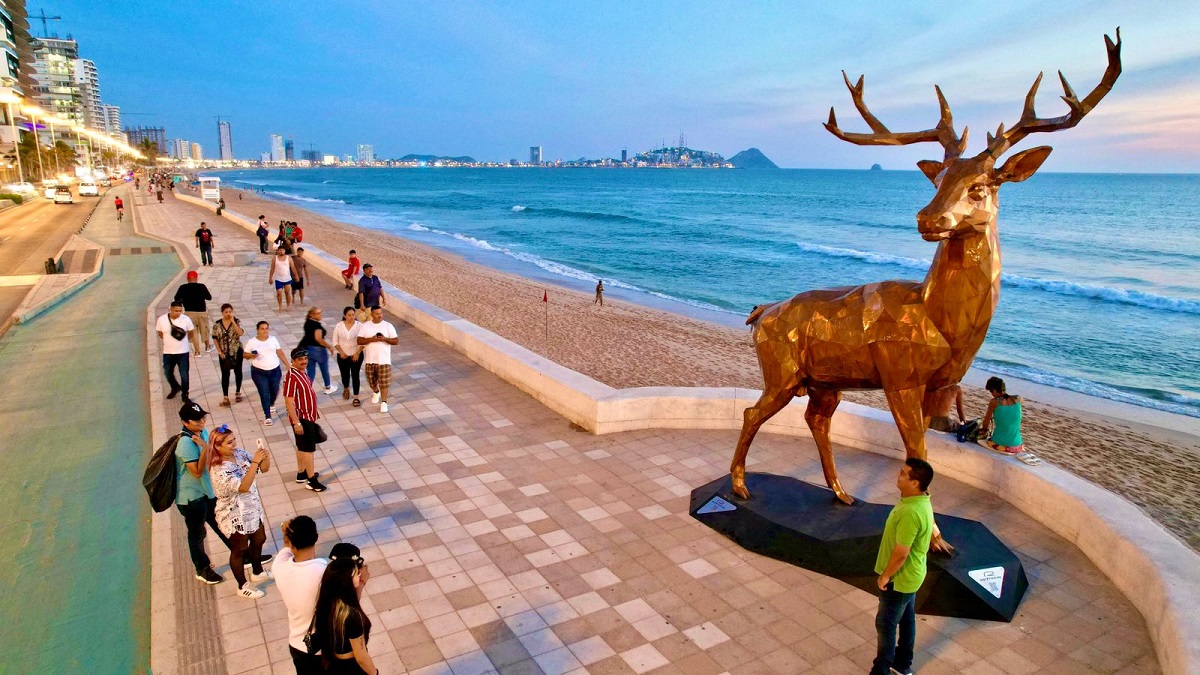 Mazatlán tiene un nuevo monumento; un venado gigante apareció en el malecón