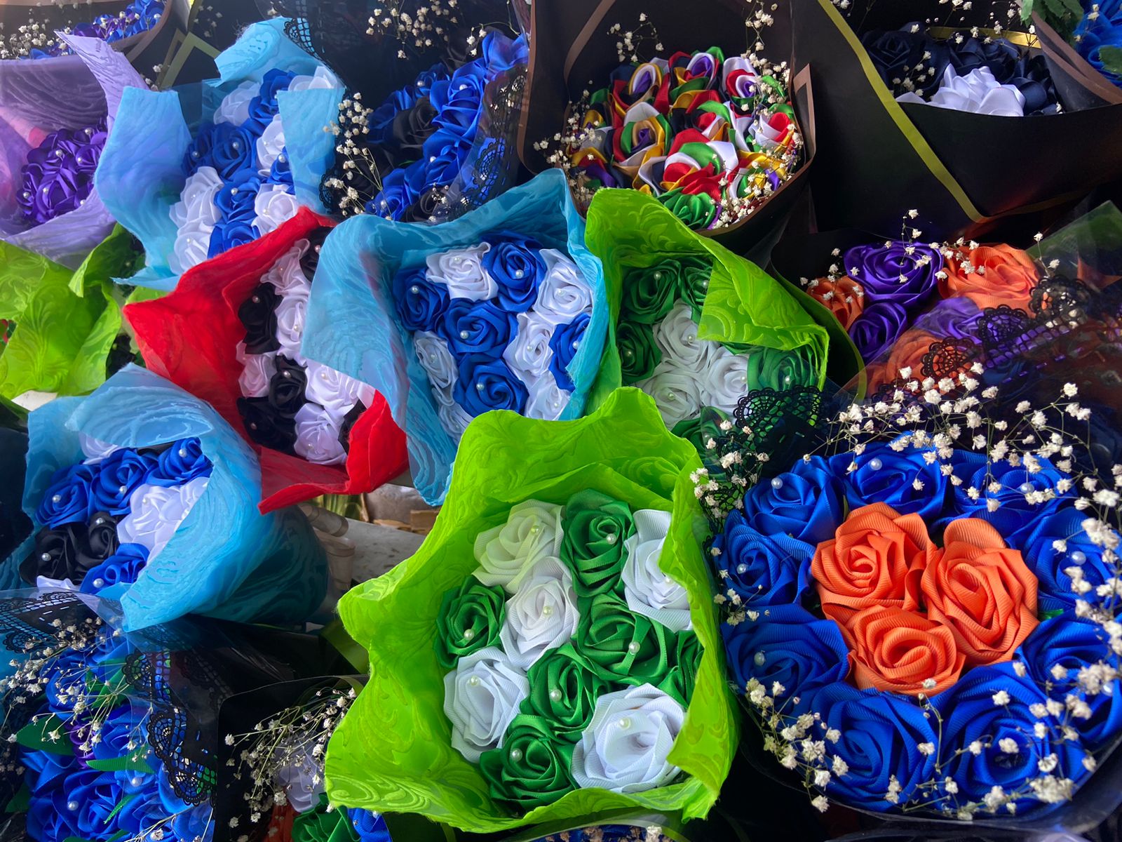 Flores de listón; una nueva opción para arreglos en Día de Muertos