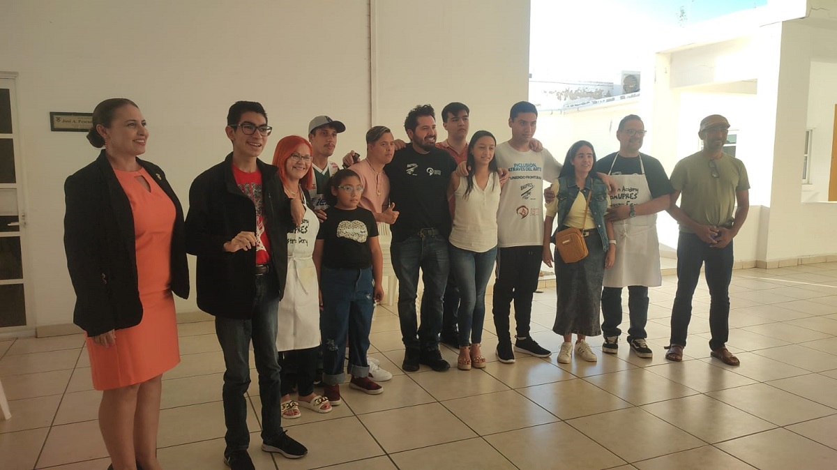 Invidentes en Mazatlán aprenden a pintar utilizando su olfato en taller A qué Huele el Arte de María