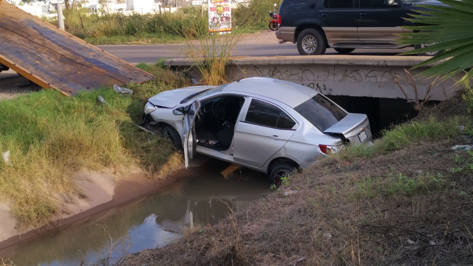 Tres lesionados deja accidente tipo canalazo en Los Mochis