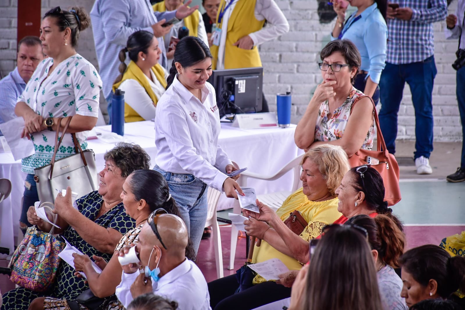 Cientos de personas se benefician del programa ‘Escuchando a la Gente’ en Villa Unión