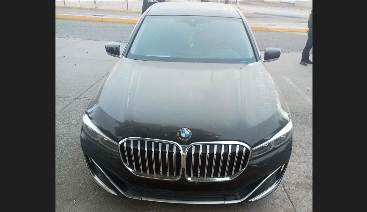 Policías estatales del Grupo Élite recuperan en Culiacán un BMW robado en Estados Unidos