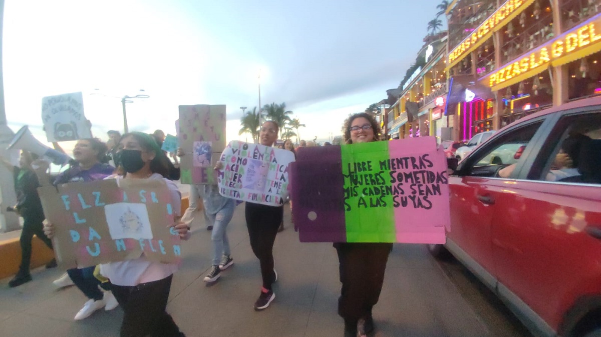 Feministas en Mazatlán marchan para exigir un alto a la violencia contra las mujeres
