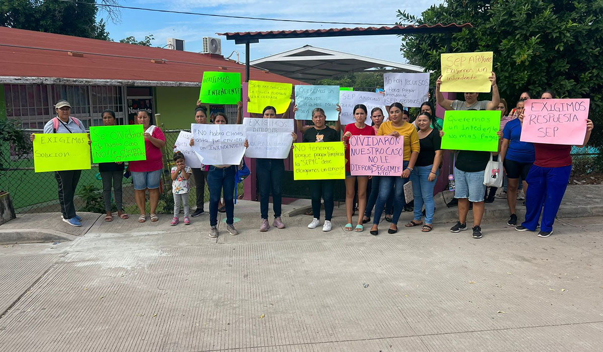 Por falta de intendente, padres de familia toman el Jardín de Niños de El Quelite