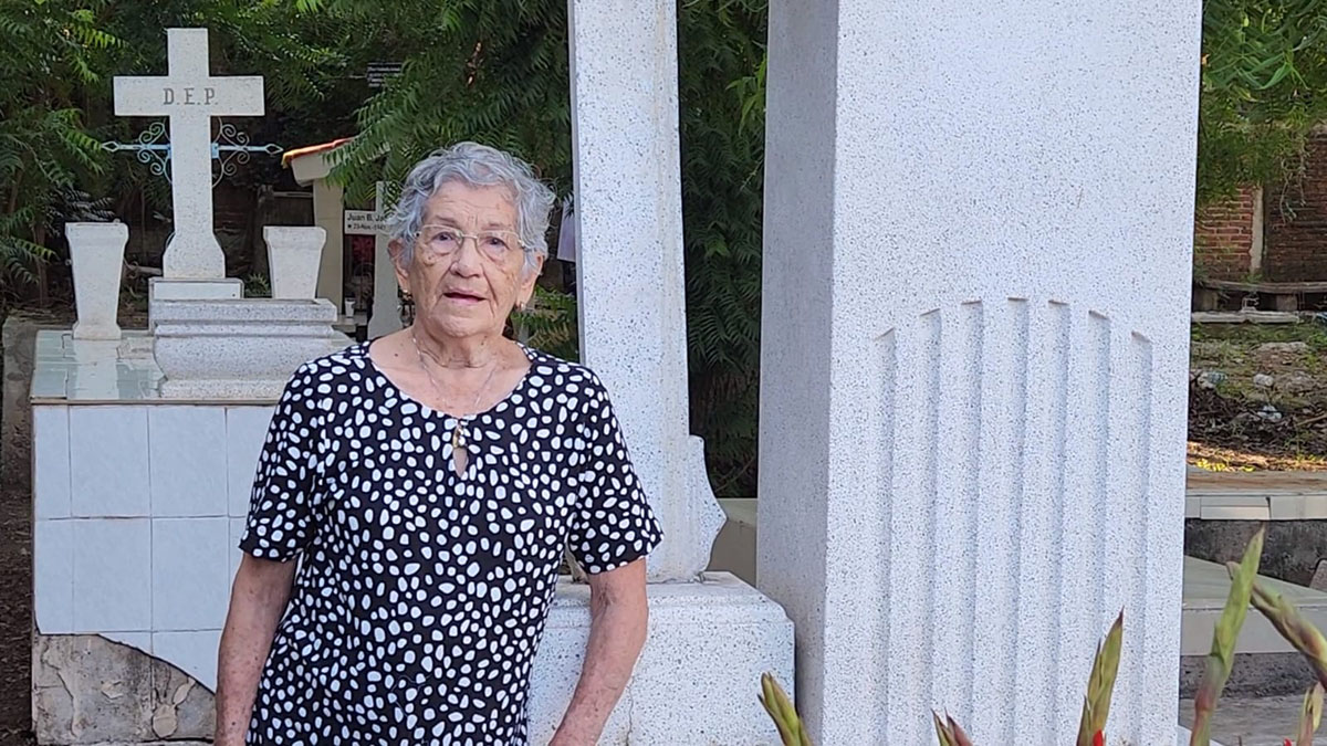 Como cada Día de Muertos, María Reynalda visitó a su esposo ‘Toño’ en el panteón