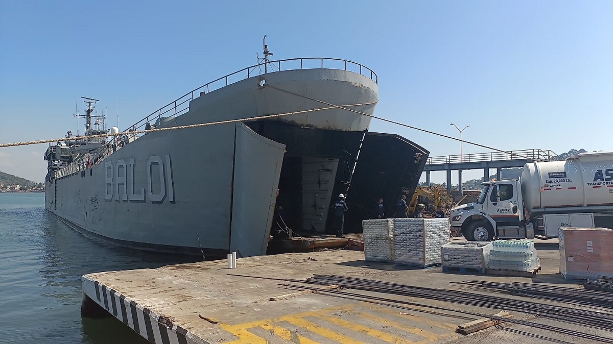 Zarpa buque de Mazatlán con víveres para damnificados por huracán ‘Otis’ en Acapulco, Guerrero