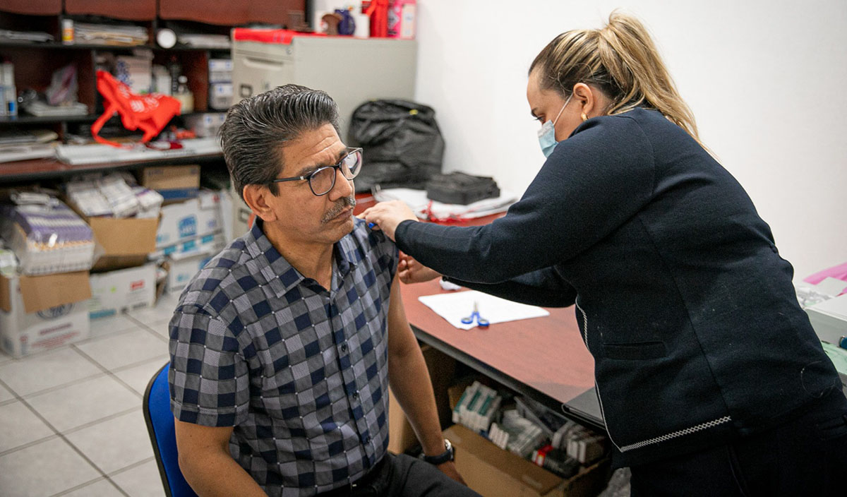 ¡Más vale prevenir! Alcalde de Guasave llama a la población a vacunarse contra la influenza