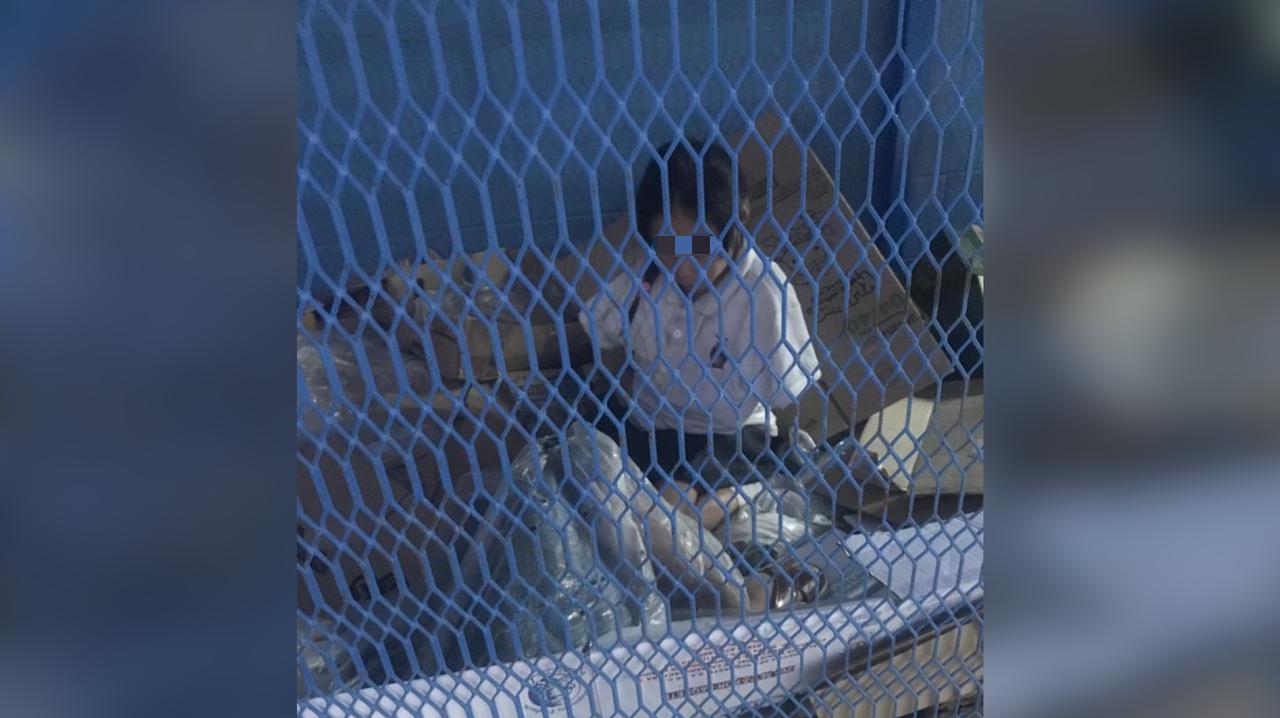 Dos niños amanecen durmiendo entre cartones afuera de una tienda en Choix