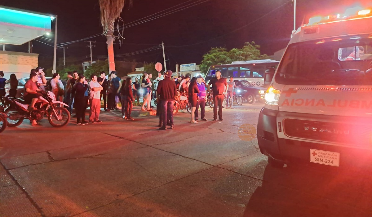 En estado delicado queda joven motociclista tras impactarse contra vehículo, en Culiacán