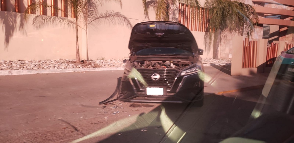 Mujer sorprende a su pareja saliendo de motel en Mazatlán y le destroza el vehículo